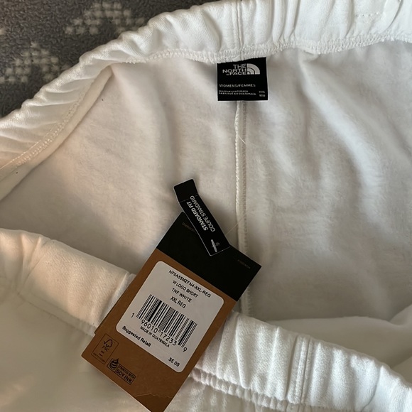 NWT Women’s North Face Shorts - Picture 4 of 8